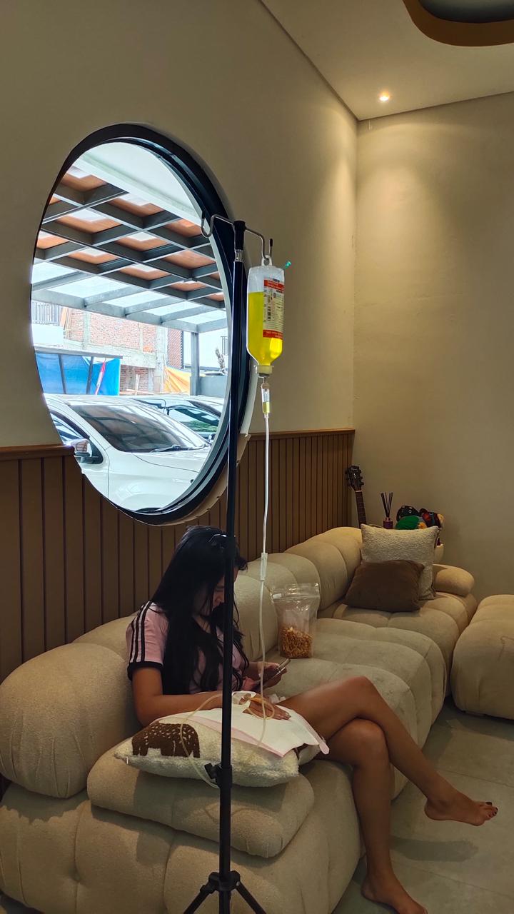 Pelanggan santai menerima infus di sofa
